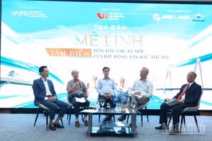 Các diễn giả tại phiên tọa đàm “Mê Linh - Tâm điểm đón đầu chu kỳ mới của bất động sản bắc Thủ đô”. (Ảnh: HNV)