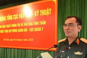 Thiếu tướng Nguyễn Đình Chiêu phát biểu động viên cán bộ, nhân viên, chiến sĩ tại buổi sinh hoạt. (Ảnh: Mai Tâm)