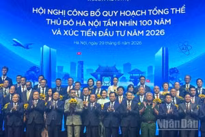 Các nhà đầu tư nhận hoa chúc mừng tại hội nghị. (Ảnh: Báo Nhân Dân)