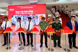 Các đại biểu thực hiện nghi thức khai mạc triển lãm chuyên đề “Ngày hội non sông - Lá phiếu của niềm tin và trách nhiệm”