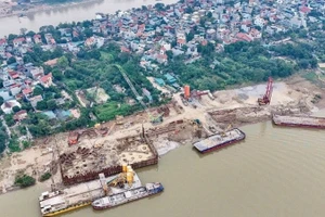 Tiến độ thi công cầu Tứ Liên đang triển khai khẩn trương. 