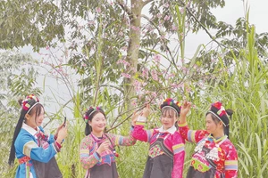 Bà con thôn Lao Pờ rộn ràng đón xuân.