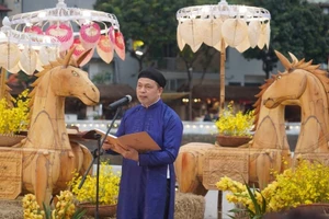 Giám đốc Trung tâm Hoạt động Văn hóa Khoa học Văn Miếu - Quốc Tử Giám Lê Xuân Kiêu phát biểu tại lễ khai mạc Hội chữ Xuân Bính Ngọ.