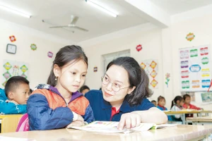 Giáo viên Trường Marie Curie (Hà Nội) đến hỗ trợ dạy tiếng Anh tại Trường phổ thông Dân tộc bán trú tiểu học Sủng Máng.