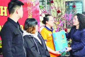 Lãnh đạo tỉnh Bắc Ninh tặng quà công nhân không về quê ăn Tết đang lưu trú tại phường Nếnh.