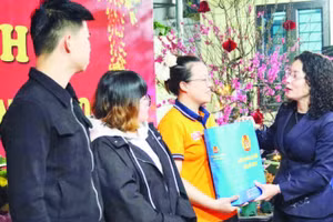 Lãnh đạo tỉnh Bắc Ninh tặng quà công nhân không về quê ăn Tết đang lưu trú tại phường Nếnh.