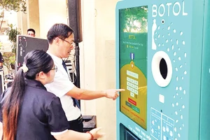 Người dân trải nghiệm sử dụng máy Đặt cọc - Hoàn trả. 