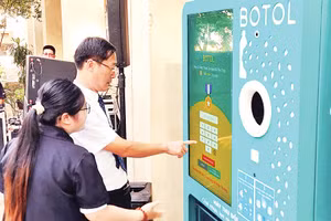 Người dân trải nghiệm sử dụng máy Đặt cọc - Hoàn trả. 