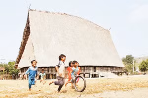 Không gian vui chơi, sinh hoạt chung của cả làng.