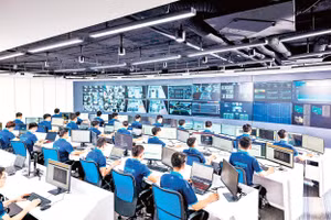 Trung tâm Vận hành Toàn diện đầu tiên tại Việt Nam, giúp doanh nghiệp bảo đảm hệ thống công nghệ thông tin luôn vận hành an toàn, ổn định và liên tục. Ảnh: CMC Telecom