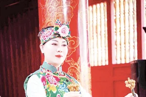 Thanh đồng Phạm Thị Bằng Ly thực hiện các động tác múa theo hướng dẫn của đồng thầy.