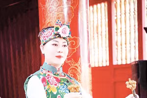 Thanh đồng Phạm Thị Bằng Ly thực hiện các động tác múa theo hướng dẫn của đồng thầy.