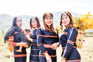 Những sơn nữ dân tộc Cơ Ho xinh đẹp trong trang phục thổ cẩm.