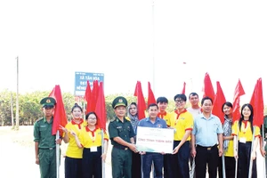 Chương trình “Gom nắng gửi xuân” tại xã Tân Hòa. Ảnh NVCC 