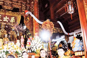 Nghệ nhân Phương Thanh Hiền (ngồi giữa) - Nhóm trưởng Văn Ca Chúc Thánh trong một vấn hầu tại Quang Minh điện (Sóc Sơn, Hà Nội).