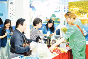 Khách du lịch mua sắm các đặc sản tại Tây Ninh. Ảnh: NAM ANH