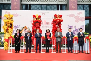 Các đại biểu thực hiện nghi thức cắt băng khai mạc trưng bày chuyên đề "Long Mã khai văn" và mở cửa hệ thống trưng bày thường xuyên của Bảo tàng Hà Nội.