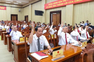 Đại biểu Hội đồng nhân dân tỉnh An Giang biểu quyết thông qua các nghị quyết phát triển kinh tế xã hội trên địa bàn.