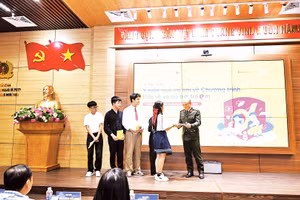 Đại tá Hà Văn Bắc, Phó Cục trưởng An ninh mạng và phòng, chống tội phạm sử dụng công nghệ cao, nhận Bản tổng hợp ý kiến từ 2.775 trẻ em.