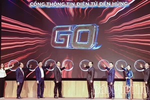 Các đại biểu thực hiện nghi lễ ra mắt Cổng thông tin điện tử denhung.vn.