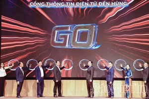 Các đại biểu thực hiện nghi lễ ra mắt Cổng thông tin điện tử denhung.vn.