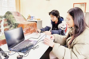 Phương Anh (trái) cùng cộng sự Khánh Nhi nghiên cứu sản phẩm.