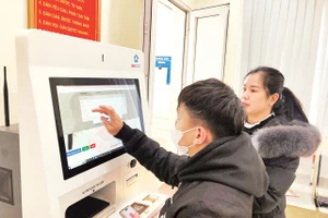 Người dân tương tác với robot AI trợ giúp thủ tục hành chính tại Trung tâm Phục vụ hành chính công phường Thục Phán.