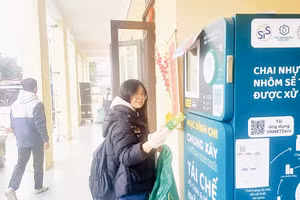 Trạm thu hồi vỏ chai, vỏ lon tích lũy tín chỉ carbon tại Trường THPT Mạc Đĩnh Chi, lắp đặt trong tháng 12/2025. (Nguồn: Fanpage của nhà trường)