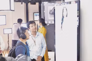 Du khách tham quan triển lãm “Những con mắt của thời gian”. Ảnh: Mạnh Hảo