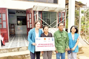 Gia đình nhận hỗ trợ sửa nhà ở sau lũ lụt. Ảnh UNDP