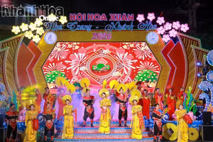 Biểu diễn văn nghệ trong lễ khai mạc.