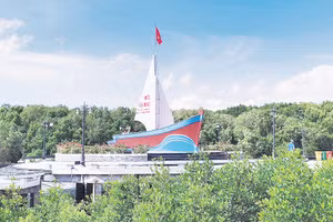 Biểu tượng con tàu với thông số tọa độ Đất Mũi là địa điểm check-in nổi tiếng.