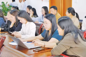 Cán bộ, công chức Sở Tư pháp Lâm Đồng tập huấn ứng dụng AI trong hoạt động chuyên môn. Ảnh: Báo Lâm Đồng