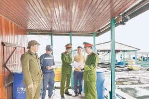 Công an phường Cẩm Phả phối hợp cùng lực lượng An ninh trật tự cơ sở kiểm tra cư trú trên tuyến biển.