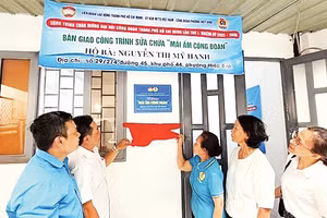 Bàn giao công trình hỗ trợ sửa chữa nhà ở cho công đoàn viên tại Thành phố Hồ Chí Minh. 