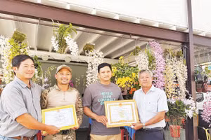 Anh Nguyễn Thanh Minh (thứ hai, trái sang). Ảnh: NVCC