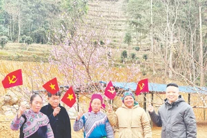 Bà con Suôi Thầu tưng bừng đón xuân.