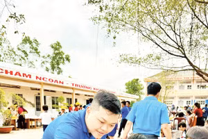 Thanh niên Cà Mau trong một chương trình hỗ trợ trẻ em thiệt thòi.