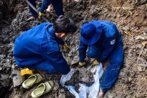 Hài cốt liệt sĩ được Đội K91 (Bộ Chỉ huy Quân sự tỉnh Đồng Tháp) tìm thấy trên địa bàn xã Phú Hựu. Ảnh: TTXVN