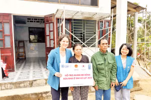 Gia đình nhận hỗ trợ sửa nhà ở sau lũ lụt. Ảnh UNDP