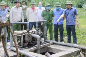Lãnh đạo Ủy ban nhân dân tỉnh Thanh Hóa cùng cơ quan chức năng kiểm tra hiện trường vụ tai nạn lao động tại trang trại chăn nuôi của Công ty trách nhiệm hữu hạn DABACO Thanh Hóa. (Ảnh: LÊ HỢI)