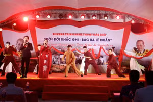 Biểu diễn của ca sĩ Thái Song và Minh Loan trong chương trình nghệ thuật.
