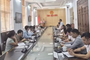Ủy ban nhân dân tỉnh Điện Biên làm việc với Ban tổ chức chương trình Đại nhạc hội “Việt Nam hòa thanh với năm châu”. (Ảnh: PV)