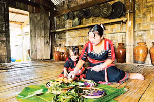 Y Tuấn (chủ nhân Y Tuấn homestay) chuẩn bị các món ăn đậm bản sắc núi rừng cho du khách.