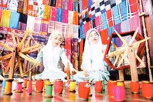 Không gian đa sắc mầu tại cơ sở dệt thổ cẩm Mohamad thu hút giới trẻ đến tham quan, trải nghiệm. Ảnh: TTXVN 