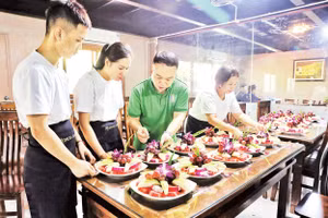 Lớp học về nghiệp vụ du lịch cho học sinh trường nghề tại Tây Nguyên. 