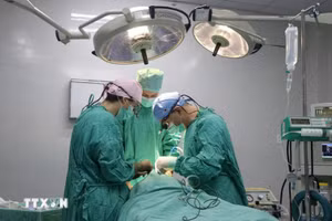 Các bác sỹ Bệnh viện Trung ương Huế và Đoàn phẫu thuật thiện nguyện Interplast phẫu thuật miễn phí cho các bệnh nhi có dị tật khe hở môi, vòm miệng.