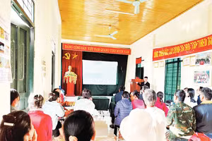 Tuyên truyền, tập huấn cho các hộ nông dân tham gia mô hình.