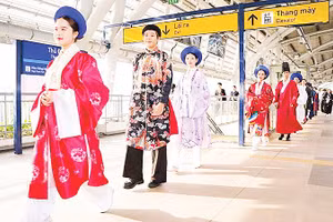 Trình diễn áo dài tại Lễ hội Áo dài thành phố năm 2025. 