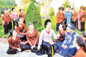 NSND Hồng Lựu (người ngồi giữa) bên các học trò. 